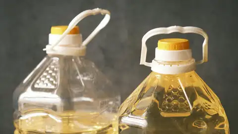 Recreación de una botella de aceite de girasol Recreación de una botella de aceite de girasol