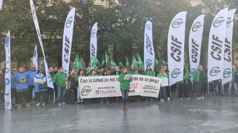 CSIF y Jupol se concentran a la espera de un acuerdo por Muface frente a la Delegación del Gobierno en Aragón CSIF y Jupol se concentran a la espera de un acuerdo por Muface frente a la Delegación del Gobierno en Aragón
