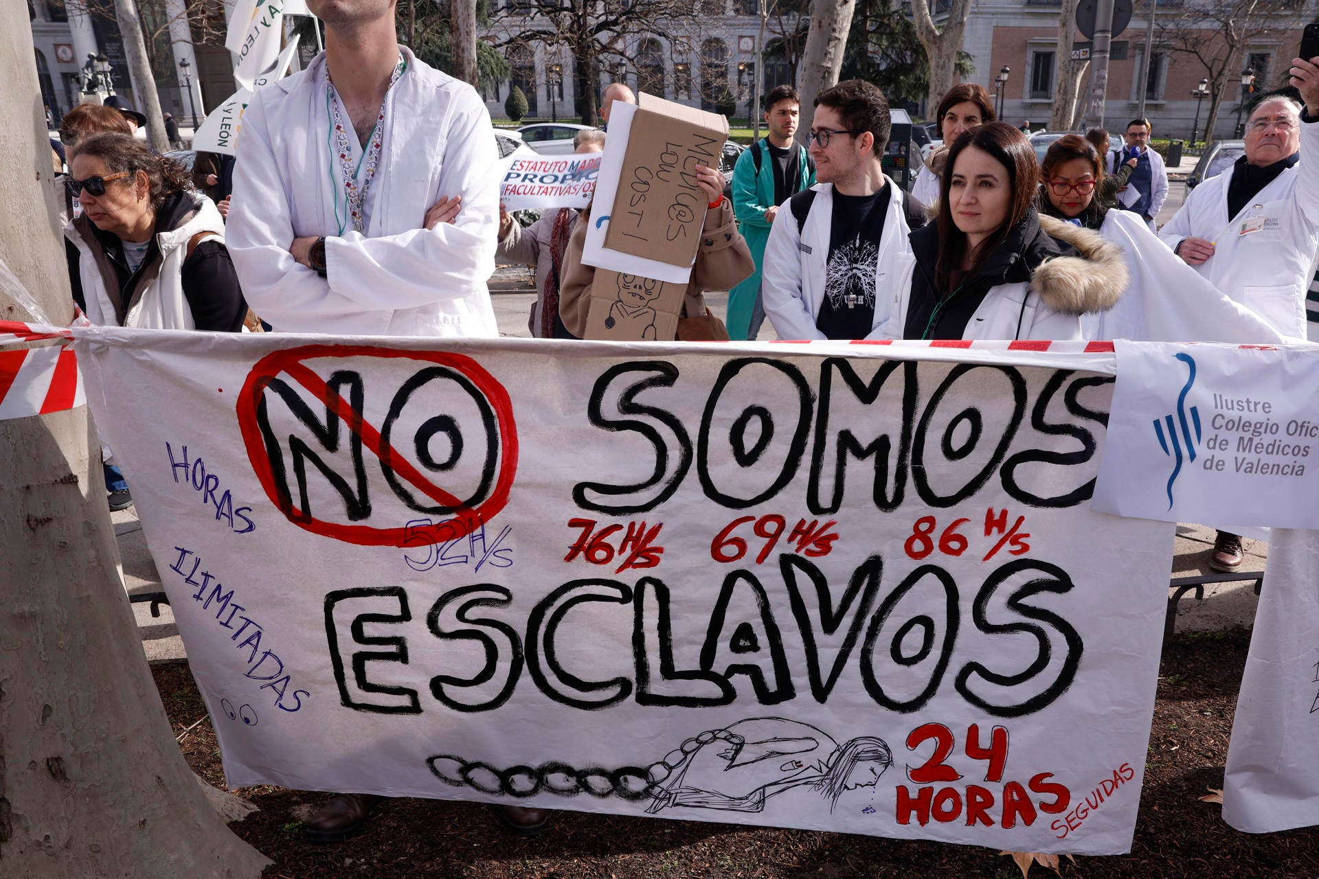 Los médicos piden la dimisión de Mónica García en una tensa protesta contra el Estatuto Marco que prepara Sanidad Los médicos piden la dimisión de Mónica García en una tensa protesta contra el Estatuto Marco que prepara Sanidad