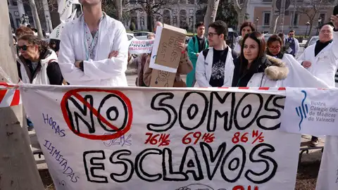 Los médicos piden la dimisión de Mónica García en una tensa protesta contra el Estatuto Marco que prepara Sanidad Los médicos piden la dimisión de Mónica García en una tensa protesta contra el Estatuto Marco que prepara Sanidad