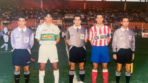 Chema Garc&iacute;a Pay&aacute;, con la camiseta rojiblanca, en un Elche-Almer&iacute;a. Adolfo Soto era el capit&aacute;n franjiverde.