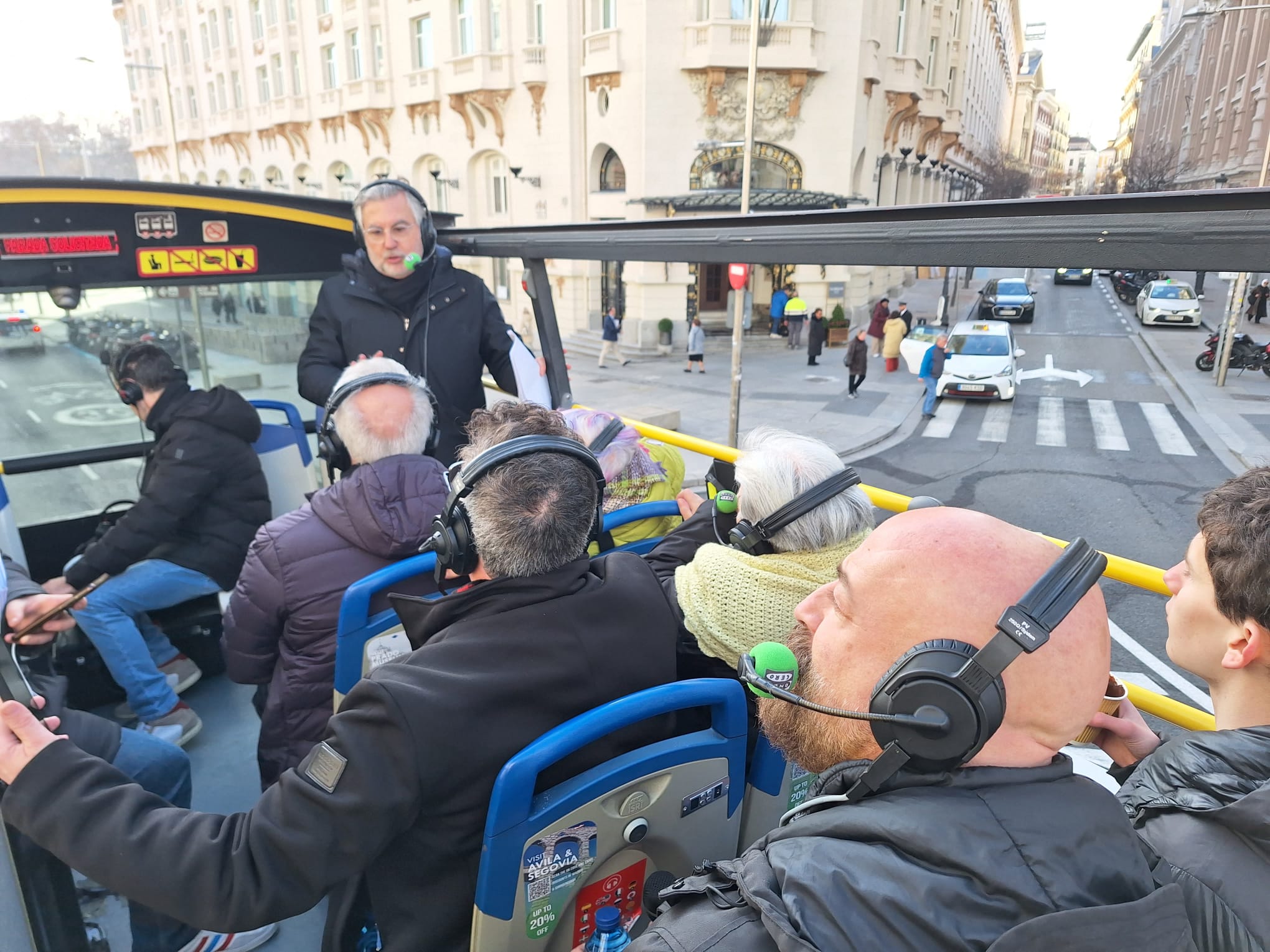 Los cómicos se suben al autobús del Día Mundial de la Radio con varios oyentes: "El micro nos ha enganchado como si fuera una droga"