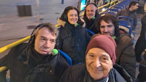 Los colaboradores de la Espa&ntilde;a que madruga en nuestro autob&uacute;s que recorre Madrid para celebrar el d&iacute;a de la radio.