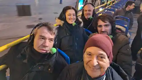 Los colaboradores de la España que madruga en nuestro autobús que recorre Madrid para celebrar el día de la radio. Los colaboradores de la España que madruga en nuestro autobús que recorre Madrid para celebrar el día de la radio.