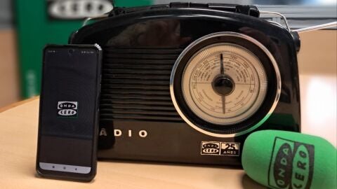 Aparato de radio, tel&eacute;fono m&oacute;vil y micr&oacute;fono en un estudio de Onda Cero 