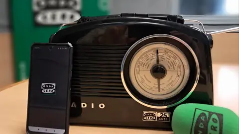 Día Mundial de la Radio Aparato de radio, teléfono móvil y micrófono en un estudio de Onda Cero