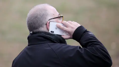 Un hombre habla por teléfono en Madrid (fotografía de archivo) Un hombre habla por teléfono en Madrid (fotografía de archivo)