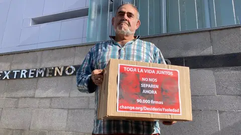El hijo de Desiderio y Soledad en la entrega de firmas El hijo de Desiderio y Soledad en la entrega de firmas