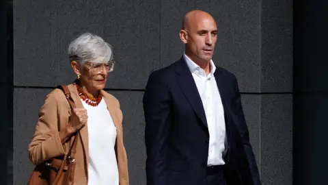 El expresidente de la Real Federación Española de Fútbol (RFEF), Luis Rubiales y su abogada, Olga Tubau El expresidente de la Real Federación Española de Fútbol (RFEF), Luis Rubiales y su abogada, Olga Tubau