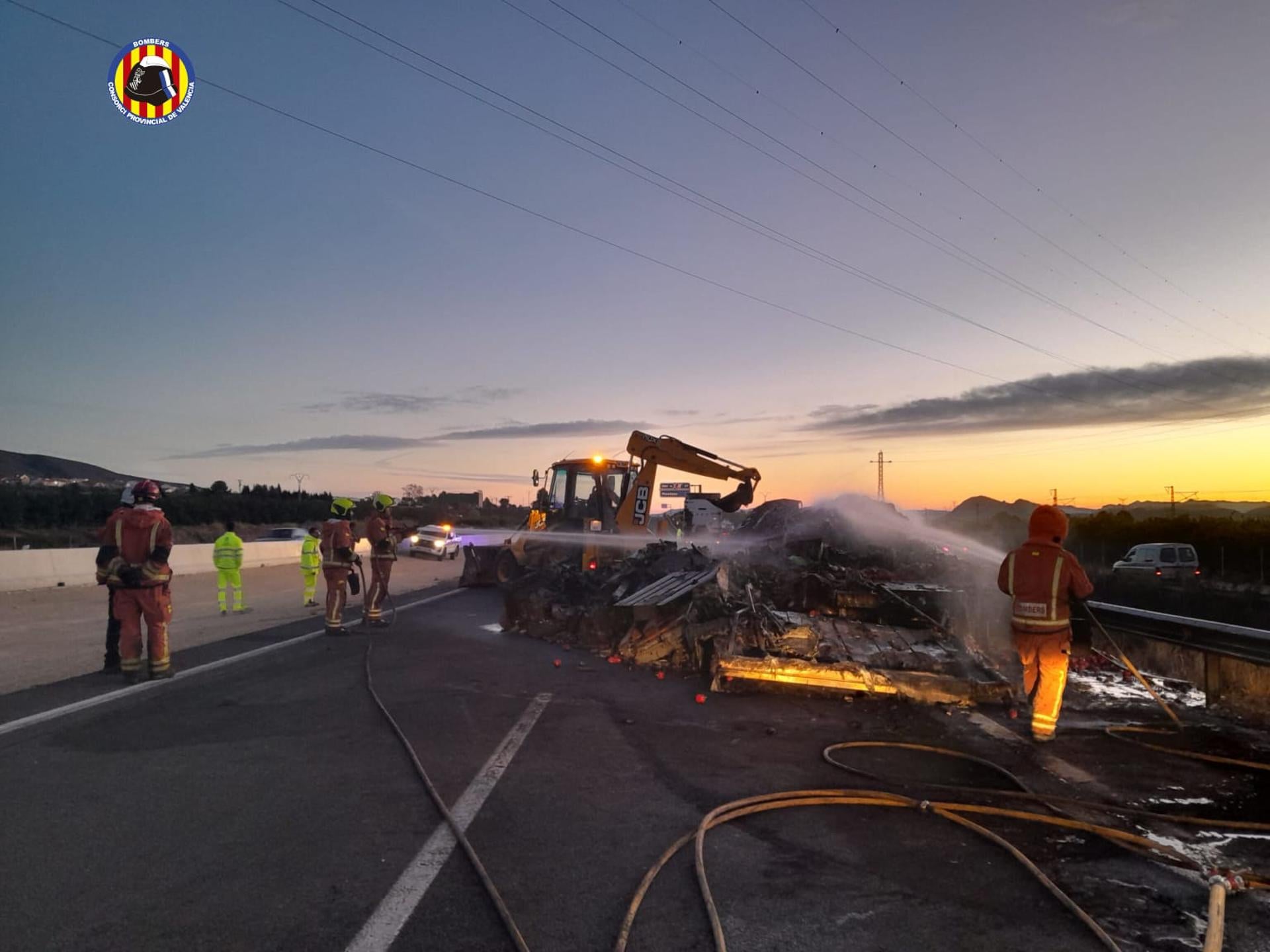 Retenciones en la A-35, en Montesa, por el incendio de un camión y el choque de otros dos Retenciones en la A-35, en Montesa, por el incendio de un camión y el choque de otros dos