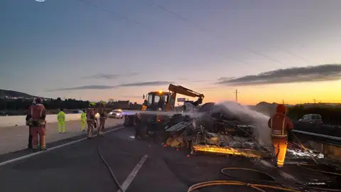 Retenciones en la A-35, en Montesa, por el incendio de un camión y el choque de otros dos Retenciones en la A-35, en Montesa, por el incendio de un camión y el choque de otros dos