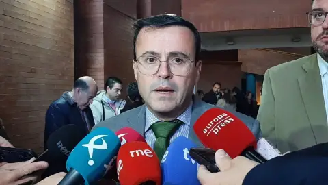 El secretario general del PSOE de Extremadura, Miguel Ángel Gallardo, atiende a los medios en Mérida El secretario general del PSOE de Extremadura, Miguel Ángel Gallardo, atiende a los medios en Mérida