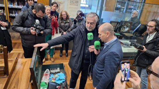 Carlos Alsina deposita la c&aacute;psula del tiempo en la Biblioteca Nacional