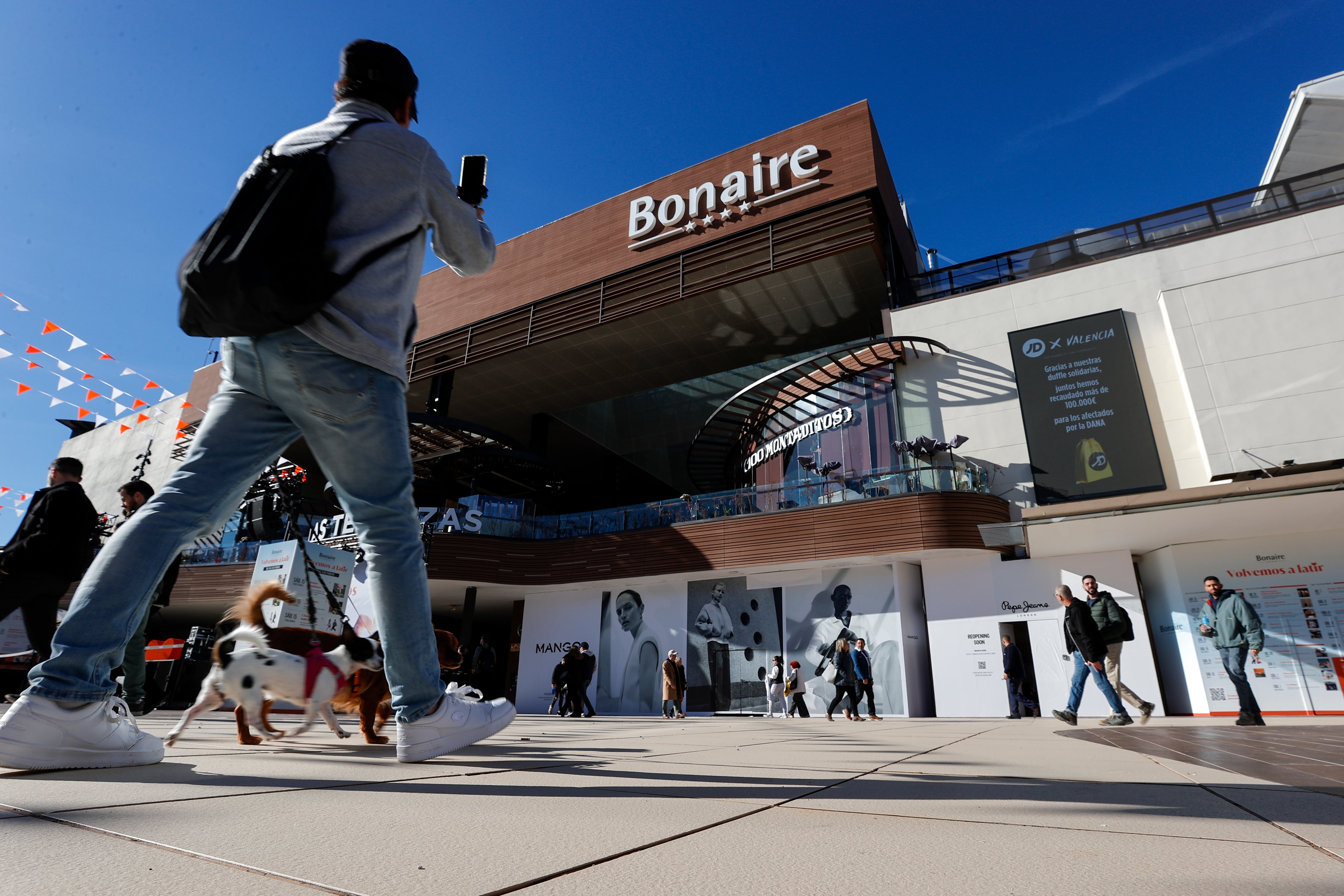 Bonaire "vuelve a latir" con casi un centenar de tiendas abiertas tres meses después de la DANA Bonaire "vuelve a latir" con casi un centenar de tiendas abiertas tres meses después de la DANA