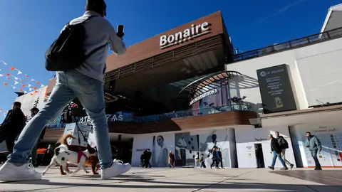 GRAFCVA5423. ALDAIA (VALENCIA), 13/02/2025.- El centro comercial Bonaire, en Aldaia (Valencia), reabre al público este jueves, tres meses y medio después de las graves inundaciones que dejó el paso de la dana del 29 de octubre en la provincia de Valencia. GRAFCVA5423. ALDAIA (VALENCIA), 13/02/2025.- El centro comercial Bonaire, en Aldaia (Valencia), reabre al público este jueves, tres meses y medio después de las graves inundaciones que dejó el paso de la dana del 29 de octubre en la provincia de Valencia.