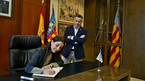Ruth Merino se ha desplazado al Ayuntamiento de Burriana, donde ha firmado en el libro de honor. Ruth Merino se ha desplazado al Ayuntamiento de Burriana, donde ha firmado en el libro de honor.