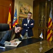 Ruth Merino se ha desplazado al Ayuntamiento de Burriana, donde ha firmado en el libro de honor. 