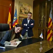 Ruth Merino se ha desplazado al Ayuntamiento de Burriana, donde ha firmado en el libro de honor. Ruth Merino se ha desplazado al Ayuntamiento de Burriana, donde ha firmado en el libro de honor.