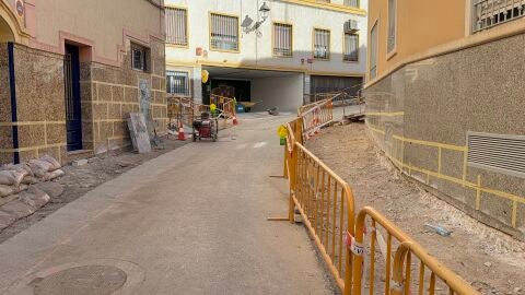 Obras en la calle Bufart del barrio del Raval de Elche.