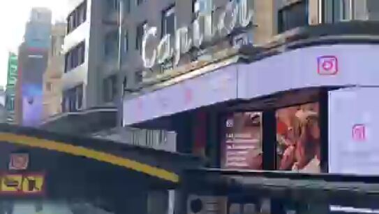 El autobús de la radio con Alsina pasa por la Gran Vía