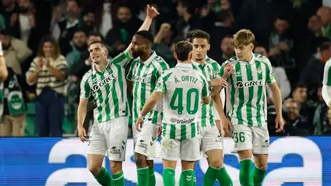 Varios jugadores del Betis celebran un gol en el Estadio Benito Villamarín. Varios jugadores del Betis celebran un gol en el Estadio Benito Villamarín.