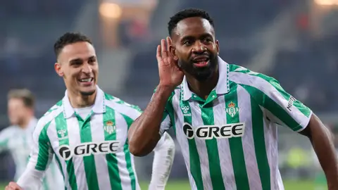 Antony y Bakambu celebran uno de los goles del Betis en Gante. Antony y Bakambu celebran uno de los goles del Betis en Gante.
