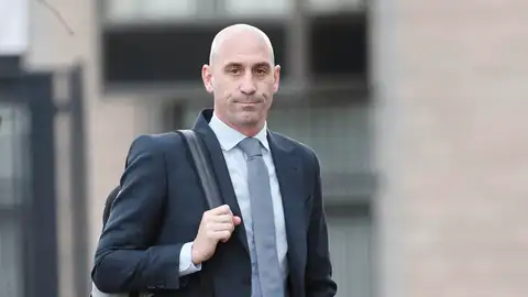 El expresidente de la Real Federación de Fútbol, Luis Rubiales, a su llegada a la Audiencia Nacional en San Fernando de Henares, Madrid. El expresidente de la Real Federación de Fútbol, Luis Rubiales, a su llegada a la Audiencia Nacional en San Fernando de Henares, Madrid.