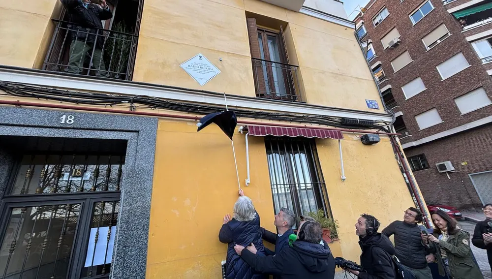Momento del descubrimiento de una placa en el lugar en el que se produjo la primera emisión de radio Momento del descubrimiento de una placa en el lugar en el que se produjo la primera emisión de radio