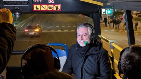 Carlos Alsina, en el autobús que recorre el centro de madrid para celebrar el día de la radio/ ondacero.es Carlos Alsina, en el autobús que recorre el centro de madrid para celebrar el día de la radio/ ondacero.es