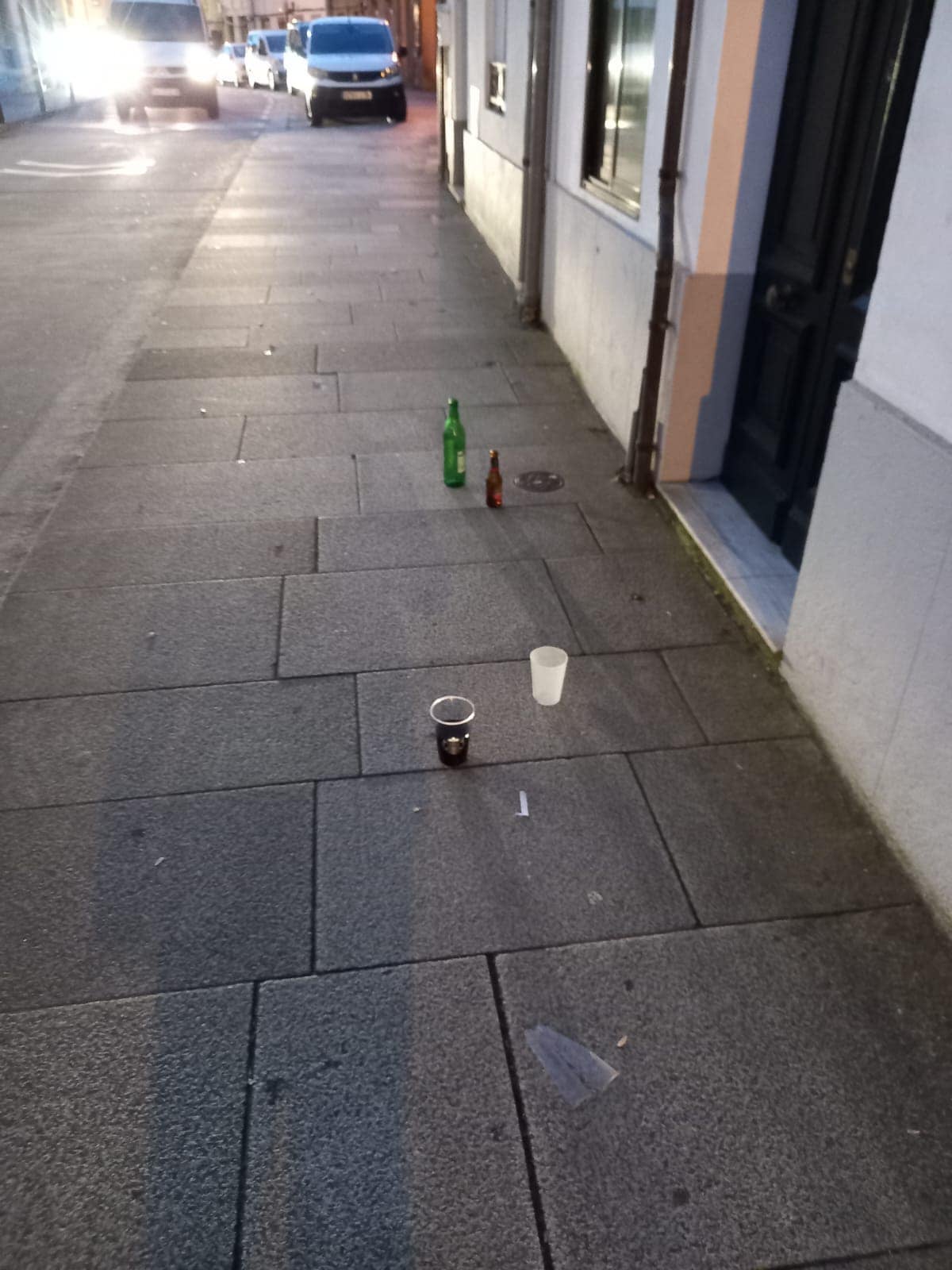 Vecinos de San Lourenzo lamentan que el barrio se haya vuelto a llenar de suciedad tras una "macrofiesta" en un local con orden de cierre Vecinos de San Lourenzo lamentan que el barrio se haya vuelto a llenar de suciedad tras una "macrofiesta" en un local con orden de cierre