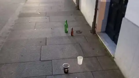 Vecinos de San Lourenzo lamentan que el barrio se haya vuelto a llenar de suciedad tras una "macrofiesta" en un local con orden de cierre Vecinos de San Lourenzo lamentan que el barrio se haya vuelto a llenar de suciedad tras una "macrofiesta" en un local con orden de cierre