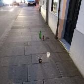 Vecinos de San Lourenzo lamentan que el barrio se haya vuelto a llenar de suciedad tras una "macrofiesta" en un local con orden de cierre