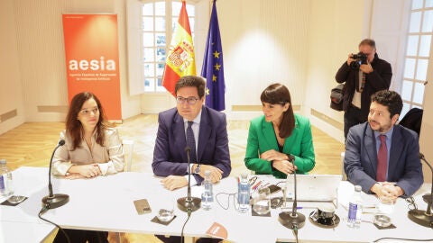 El ministro, junto a la alcaldesa, en el consejo rector de la Aesia
