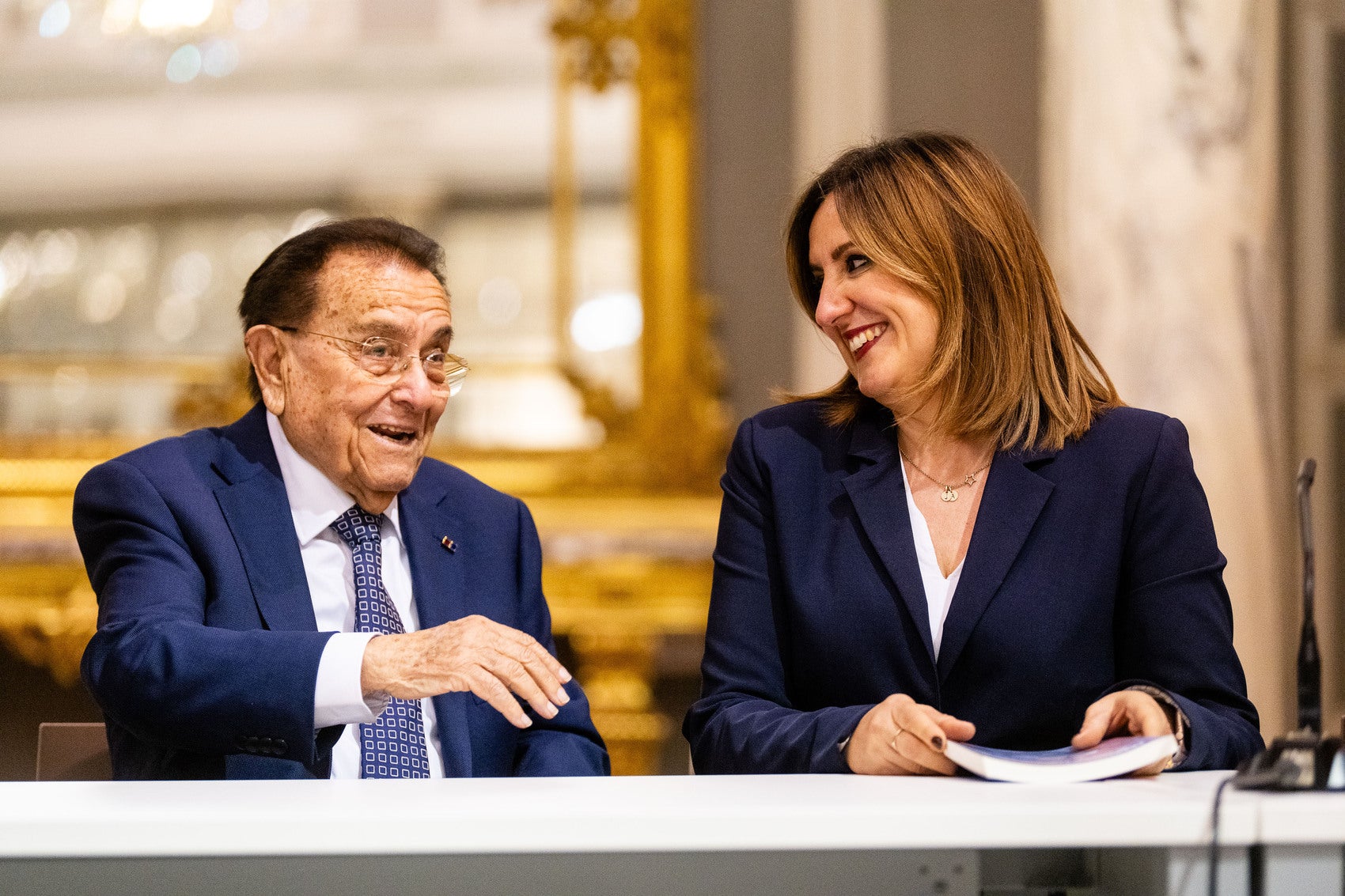 El Salón de Cristal del Ayuntamiento acoge la presentación del libro “Francisco Fenollosa: de sangre azul… y grana” El Salón de Cristal del Ayuntamiento acoge la presentación del libro “Francisco Fenollosa: de sangre azul… y grana”