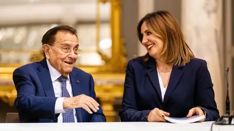 El Salón de Cristal del Ayuntamiento acoge la presentación del libro “Francisco Fenollosa: de sangre azul… y grana” El Salón de Cristal del Ayuntamiento acoge la presentación del libro “Francisco Fenollosa: de sangre azul… y grana”