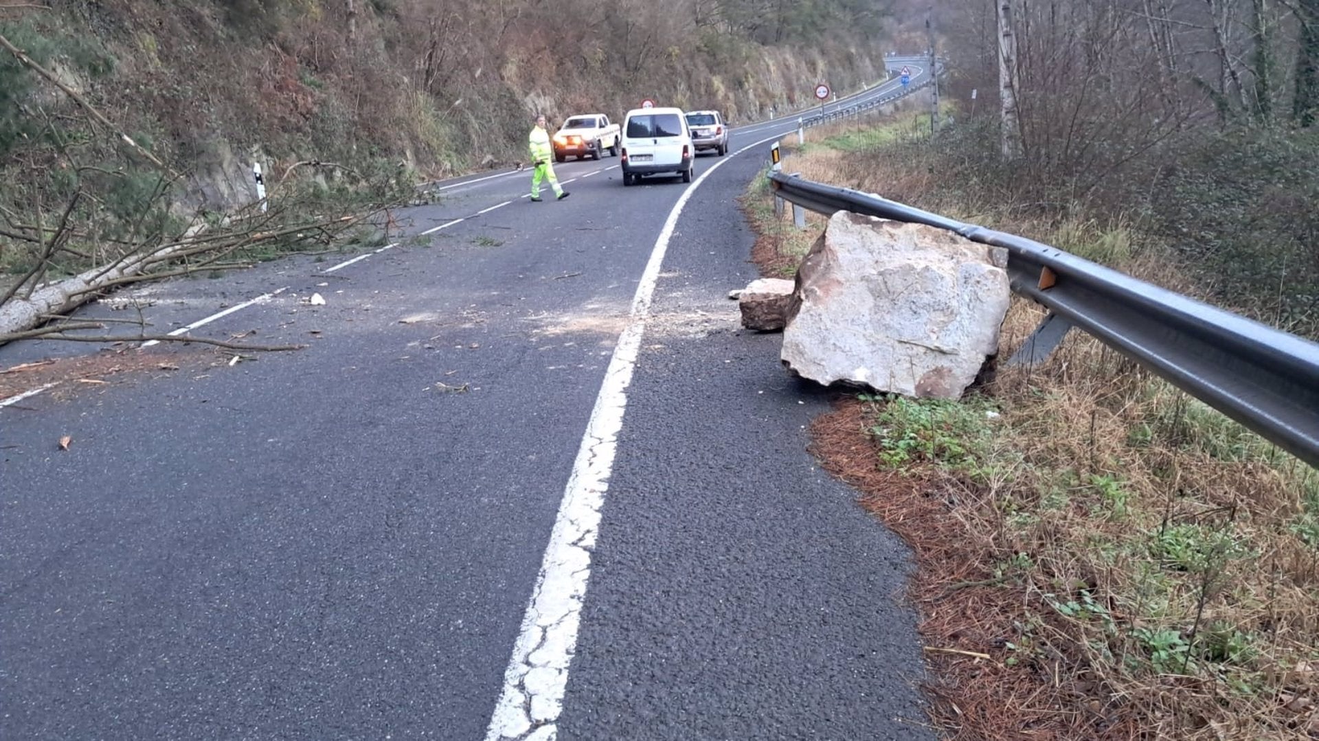 Cortado un carril de la N-621 en Los Corrales de Buelna por un argayo Cortado un carril de la N-621 en Los Corrales de Buelna por un argayo