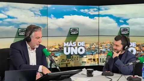 Carlos Alsina durante la entrevista con Pablo Bustinduy, ministro de Derechos Sociales, Consumo y Agenda 2030 Carlos Alsina durante la entrevista con Pablo Bustinduy, ministro de Derechos Sociales, Consumo y Agenda 2030/ Verónica del Castillo