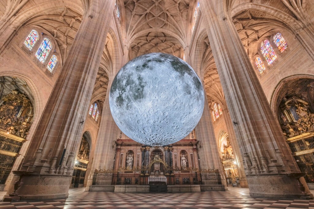 La catedral de Segovia muestra una representación de la luna para seguir celebrando el 500 aniversario de su construcción La catedral de Segovia muestra una representación de la luna para seguir celebrando el 500 aniversario de su construcción