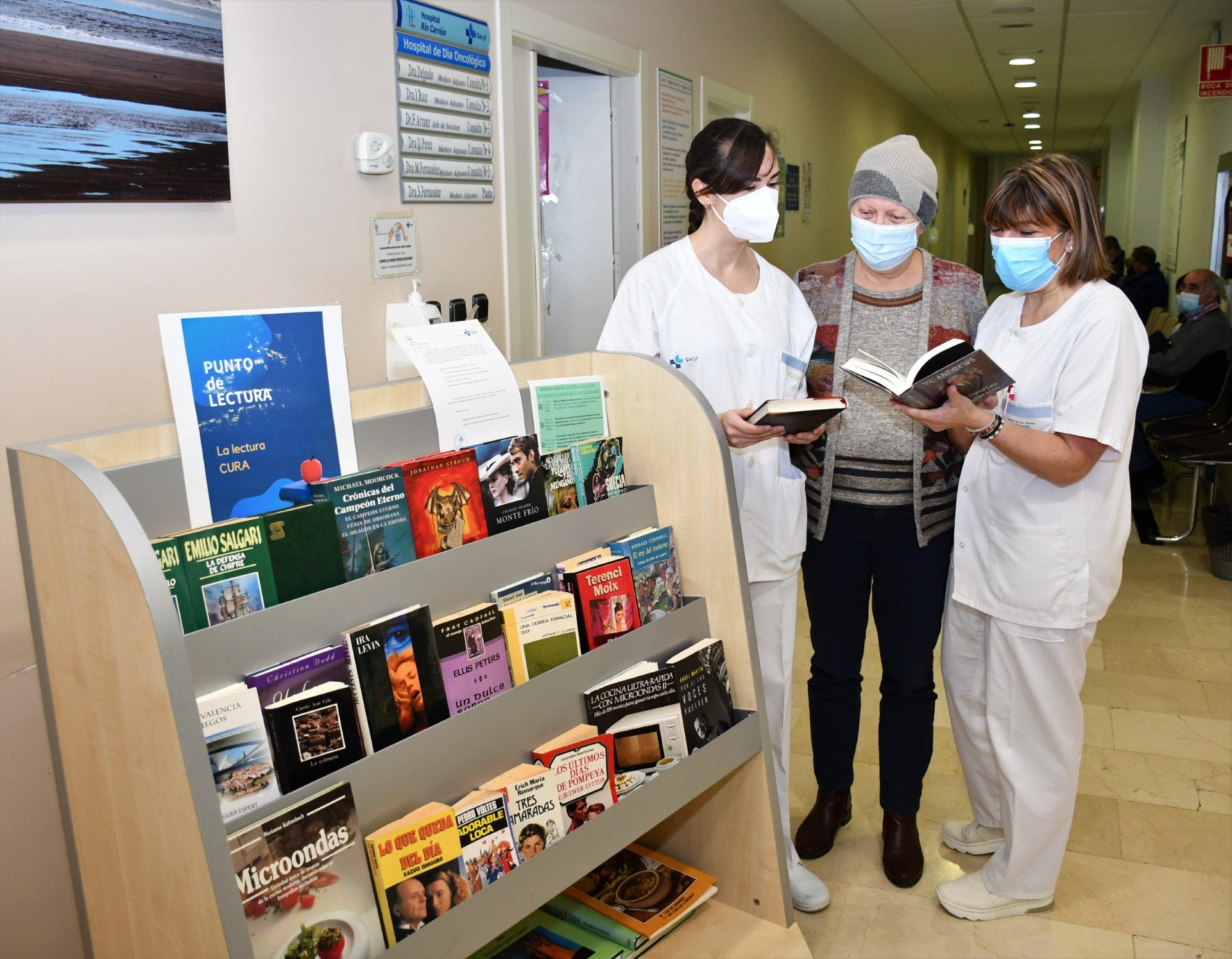 El Caupa habilita cuatro puntos de lectura con libros donados para humanizar la estancia en el entorno hospitalario a pacientes y usuarios El Caupa habilita cuatro puntos de lectura con libros donados para humanizar la estancia en el entorno hospitalario a pacientes y usuarios