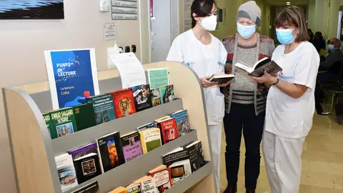 El Caupa habilita cuatro puntos de lectura con libros donados para humanizar la estancia en el entorno hospitalario a pacientes y usuarios .