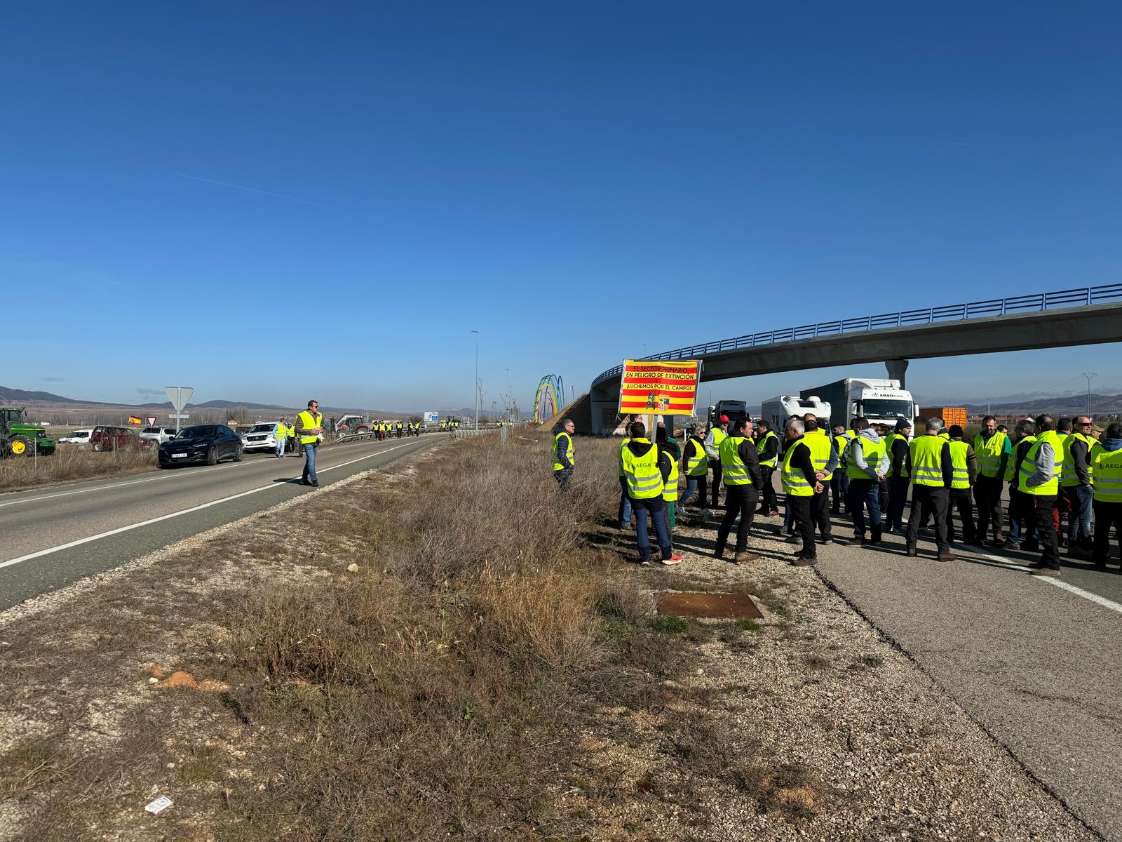 Los tractores cortan la A23 en Calamocha Los tractores cortan la A23 en Calamocha