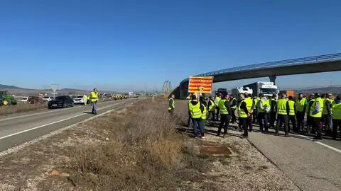 Los tractores cortan la A23 en Calamocha tractorada