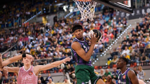 Unicaja vuela ante el Joventut y se mete en semifinales