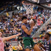 Unicaja vuela ante el Joventut y se mete en semifinales