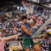 Unicaja vuela ante el Joventut y se mete en semifinales Unicaja vuela ante el Joventut y se mete en semifinales