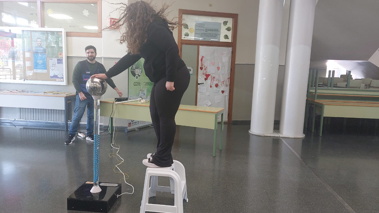 Experimenta la electricidad estática en el módulo del Museo Didáctico e Interactivo de la Vega Baja Experimenta la electricidad estática en el módulo del Museo Didáctico e Interactivo de la Vega Baja