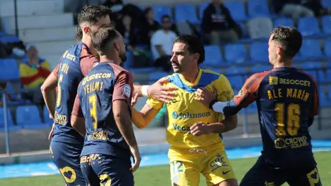 Sancionan con tres partidos a Chuli y con una multa de 787 euros al Orihuela CF por los incidentes en el partido ante el UCAM Murcia Orihuela Cf