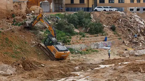 Vista general de los trabajos de reparación y acondicionamiento del barranco del Poyo a su paso por Paiporta tras el paso de la DANA. Vista general de los trabajos de reparación y acondicionamiento del barranco del Poyo a su paso por Paiporta tras el paso de la DANA.
