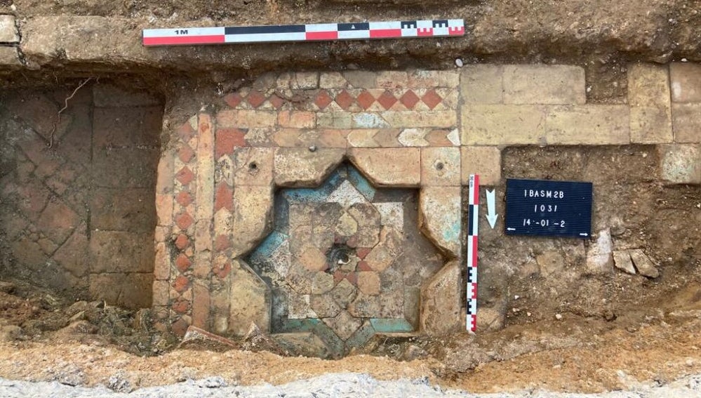 Fuente policromada hallada en las excavaciones