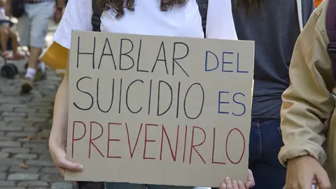 Una persona muestra una pancarta que reza 'Hablar de suicidio es prevenirlo' Una persona muestra una pancarta que reza 'Hablar de suicidio es prevenirlo'/ Jesús Hellín / Europa Press